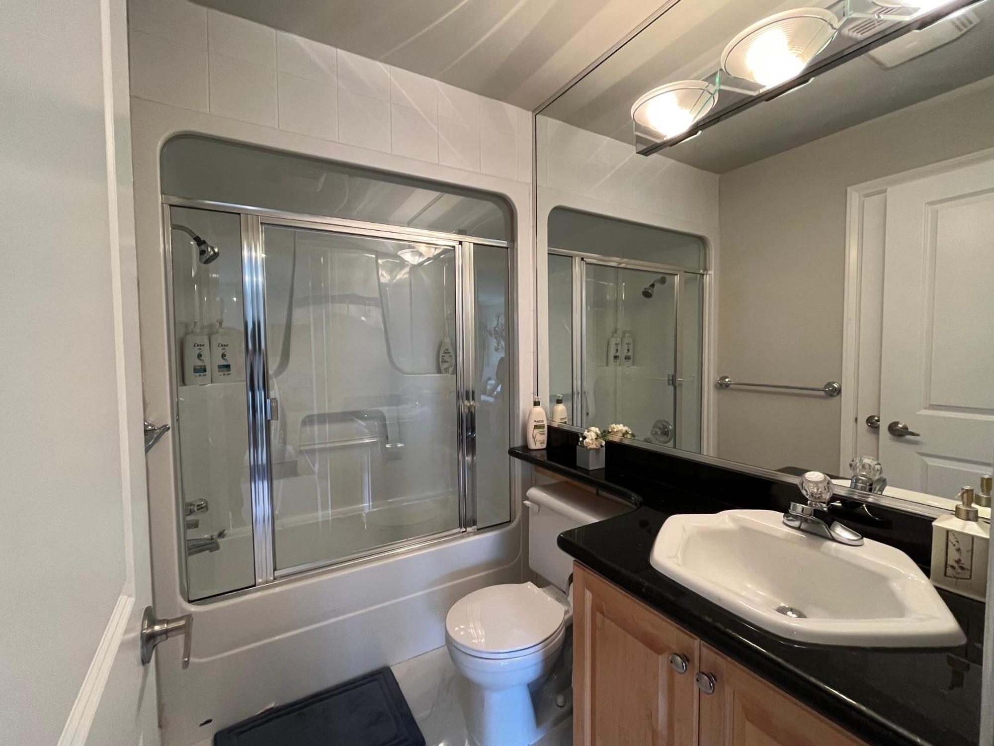 Coze Home In Vancouver Near Yvr Экстерьер фото