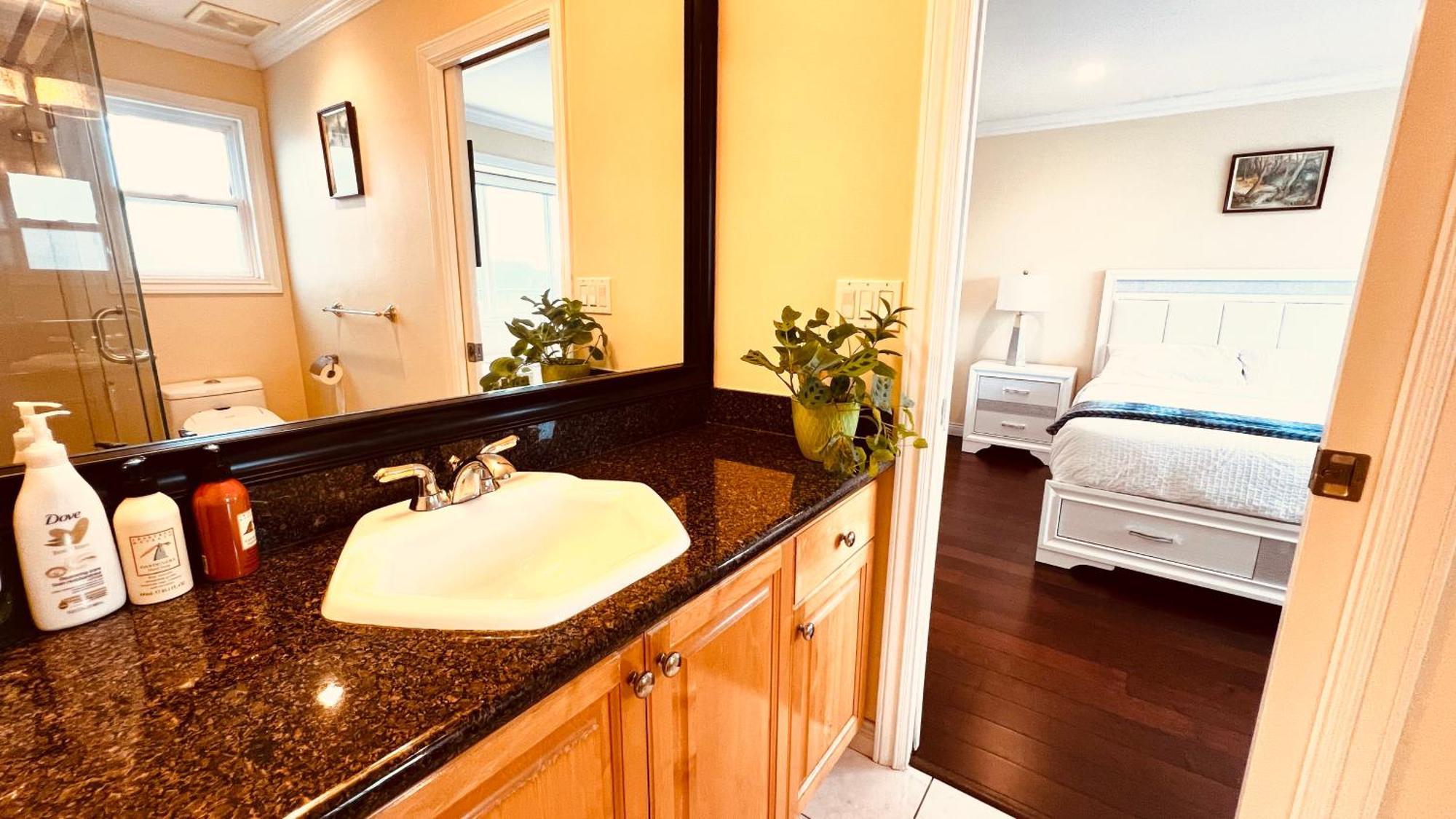 Coze Home In Vancouver Near Yvr Экстерьер фото